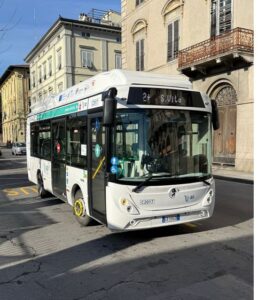Bus in movimento marca Rampini