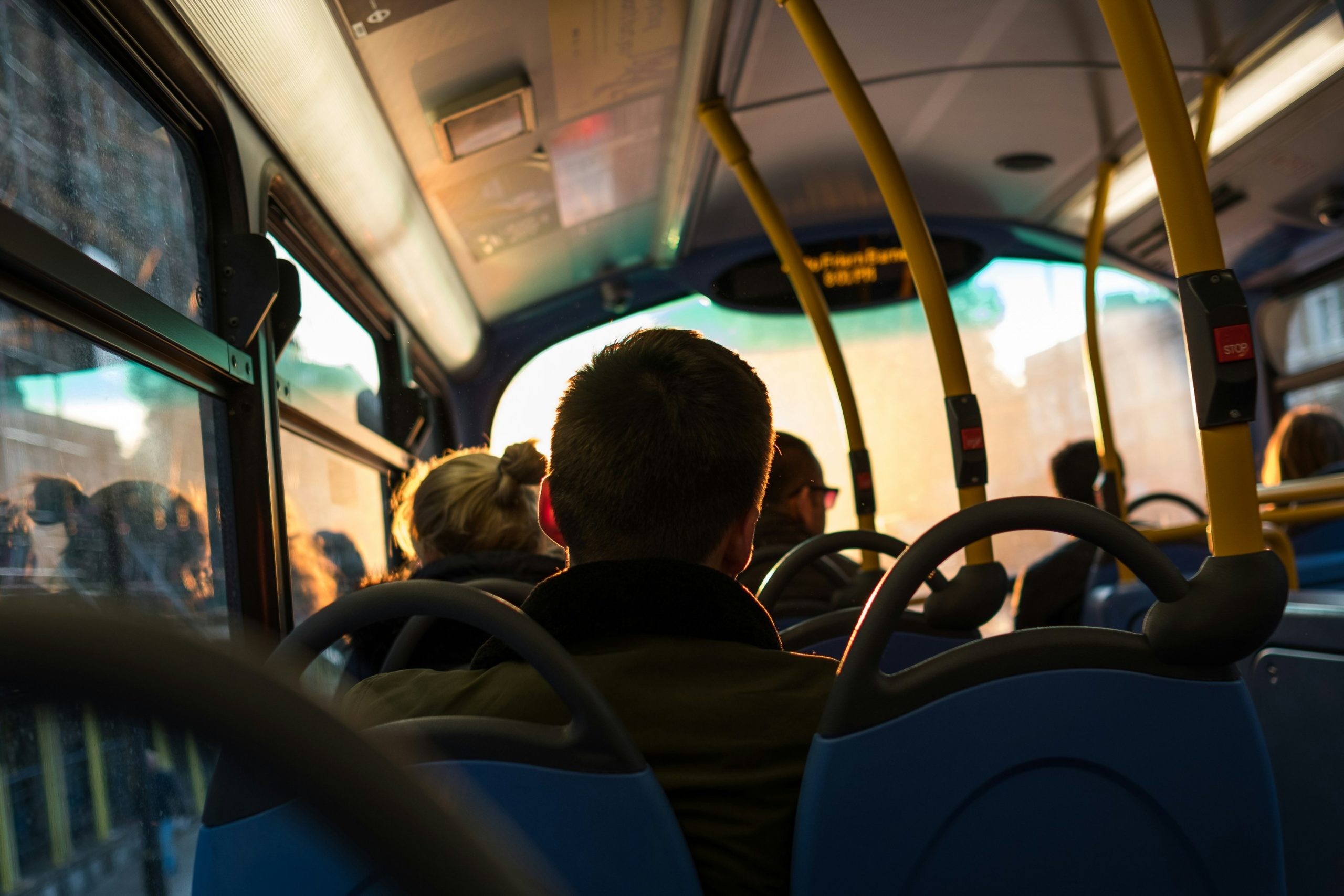 ragazzi sull'autobus