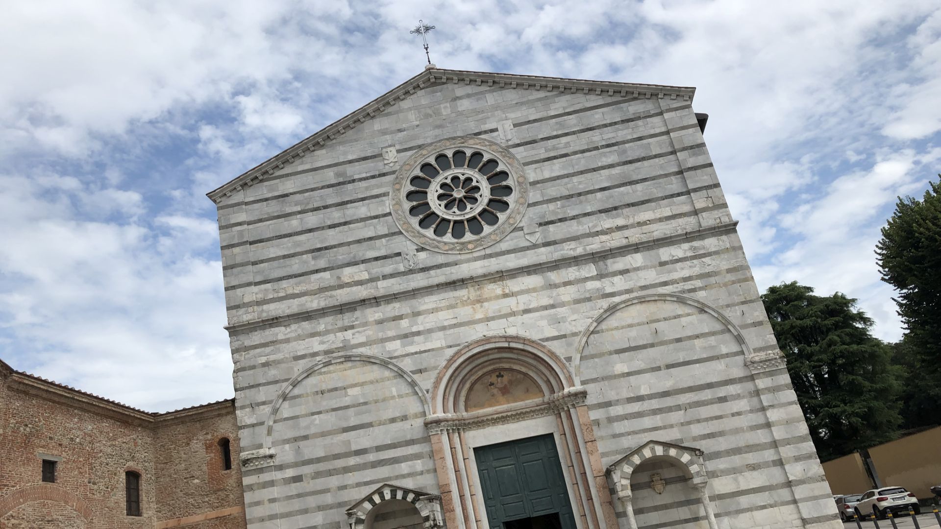 La facciata della chiesa di San Francesco è molto lineare con profilo a capanna e decorazione a fasce alterne di marmo bianco e verde. Nella parte bassa tre grandi archi ciechi con due arche laterali. Nella parte alta c'è un rosone.