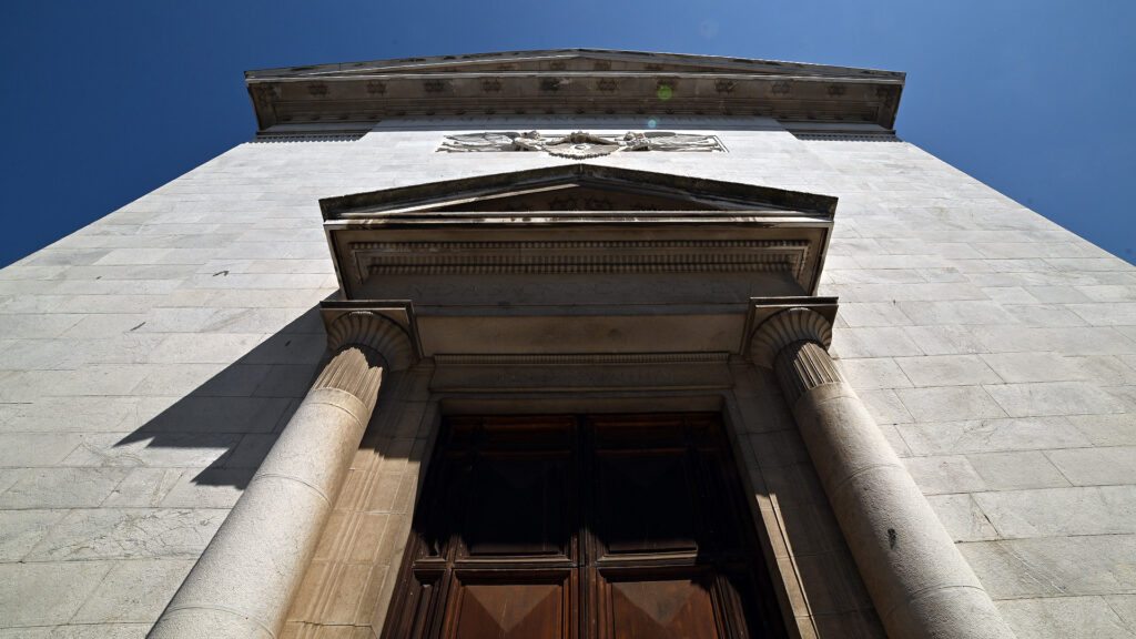 facciata della chiesa di San Leonardo dei borghi in scorcio dal basso. Una costruizone semplice con la facaita in marmo bianco, liscia e il portone di ingresso sormontato da un timpano classicheggiante.