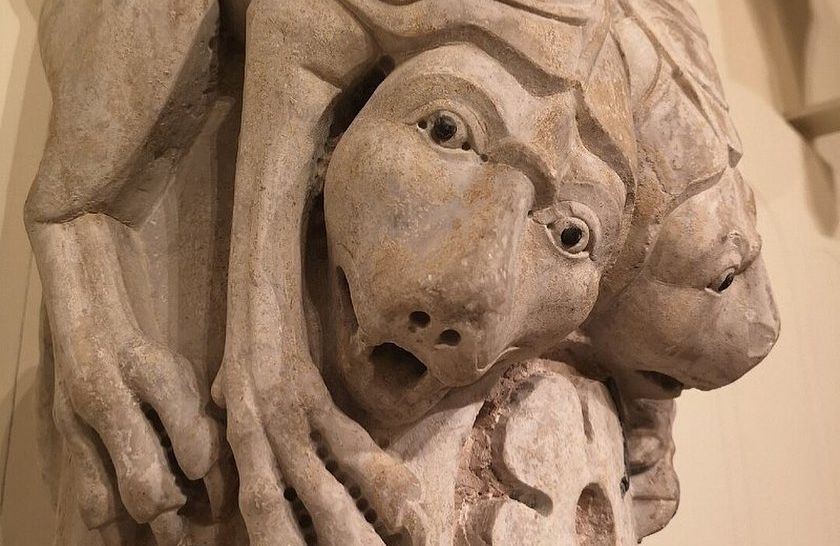 particolare di una colonna della chiesa di San Michele con un bassorilievo raffigurante un animale a due teste.