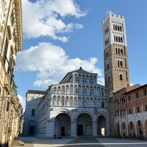 Cattedrale di San Martino vista dalla Piazza con il campanile. Sulla sinistra di scorcio il palazzo Martinelli