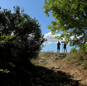 due escursionisti sul crinale al Passo di Dante, tra la vegetazione.