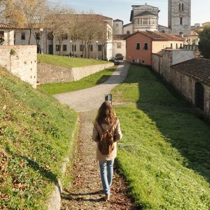 Una ragazza scende dalle Mura lungo un vialetto in prossimità della chiesa di San Frediano.