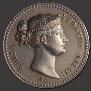 medaglia in argento raffigurante il profilo di Elisa Bonaparte e una scritta in greco. Ha i capelli raccolti e indossa una corona