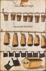 Disegno dell'Archivio storico raffigurante uno Stenditoio con diversi oggetti stesi. Alla corda più alta sono appesi 7 secchi. Alla corda centrale 6 bisacce, all'ultima 7 borse a cartella. Due sono per terra. C'è una scritta in altino