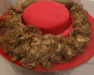 Cappello di abito di Gonfaloniere del XVIII secolo in Gros de Tours e taffetas, con coppa rotonda, corona piatta e tesa rotonda.