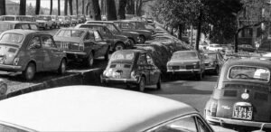 foto d'archivio delle Mura di Lucca piene di automobili parcheggiate in anni in cui si poteva transitare e parcheggiare sui viali.