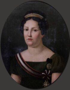 ritratto di Maria Luisa di Borbone con abito scuro a manica corta e capelli raccolti con una coroncina di perle. Ha una fascia con le insegne ducali.