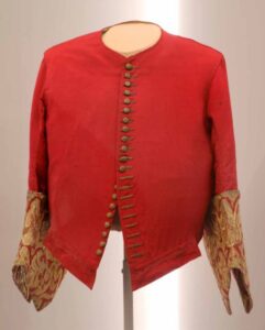 Giubba da Gonfaloniere di Lucca del XVIII secolo detta “delle sessanta minestre” in Gros de Tours rosso, ricami in filo d’argento dorato e canutiglia,