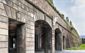 la porta Vittorio Emanuele delle Mura di Lucca ha due fornici centrali per le auto e due più piccoli laterali epr i pedoni al centro c'è uno stemma del comune di Lucca