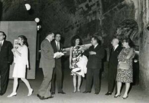 Jackie Kennedy e altre persone durante una mostra nei sotterranei delle Mura di Lucca