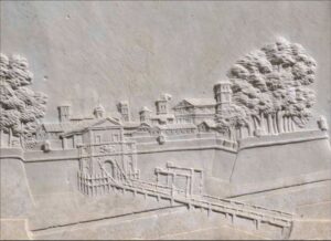 bassorilievo del '600 raffigurante le Mure di Lucca nel punto di Porta San Donato. Davanti alla porta c'è un ponte levatoio. Oltre le Mura la città con torri e palazzi.