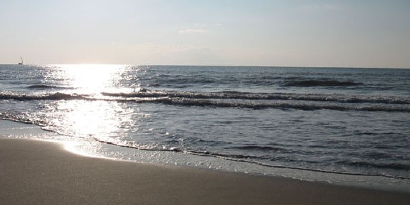 il sole si riflette sul mare della Versilia in primavera