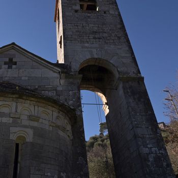 abside e campanile della chiesa romanica di San Lorenzo in corte. Alla base del campanile c'è un grande arco attraversabile.