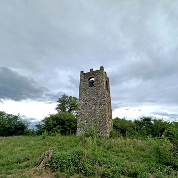 torretta di Montecatino in un giorno nuvoloso