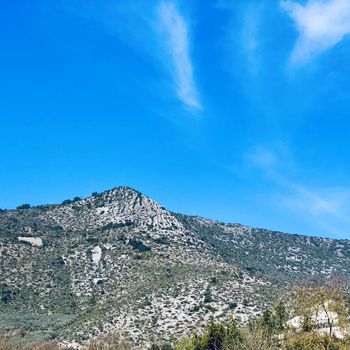 profilo roccioso con vegetazione bassa del Moriglion di Penna, sul Monte Pisano