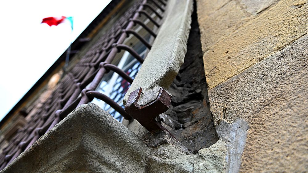 lo stipite curvo in pietra serena della finestra 