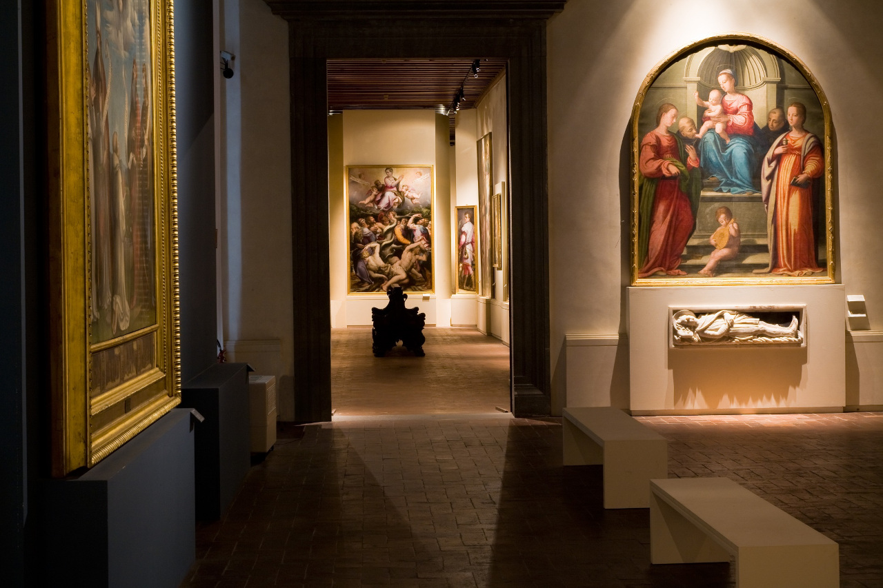 Prospettiva delle sale del Museo Nazionale di Villa GUinigi con dipinti alle pareti