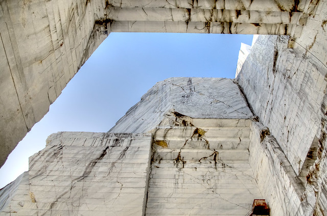 dai un'apertura scavata nei blcocchi squadrati di una cava di marmo si vede il cielo