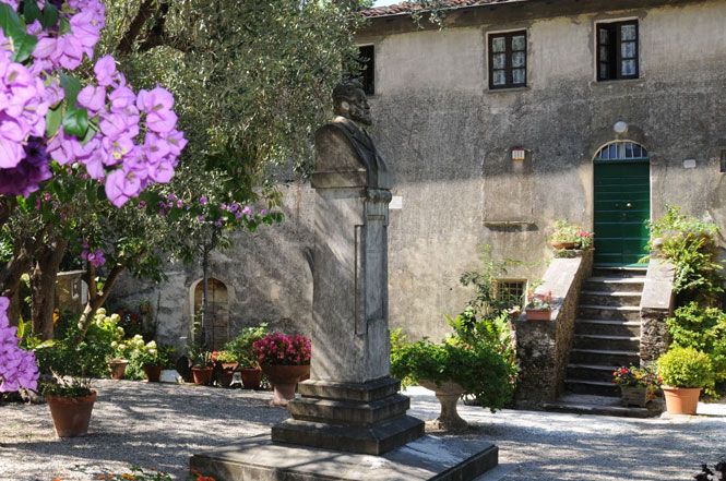 La casa natale di GIosuè Carducci a Valdicastello è una semplice casa di corte a due piani con accesso da una scala in pietra e vasio di fiori intorno