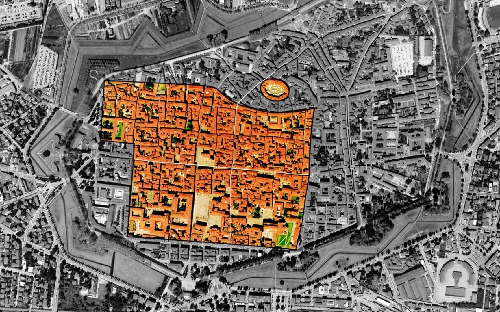 disegno del perimetro della città romana su una foto zenitale di Lucca