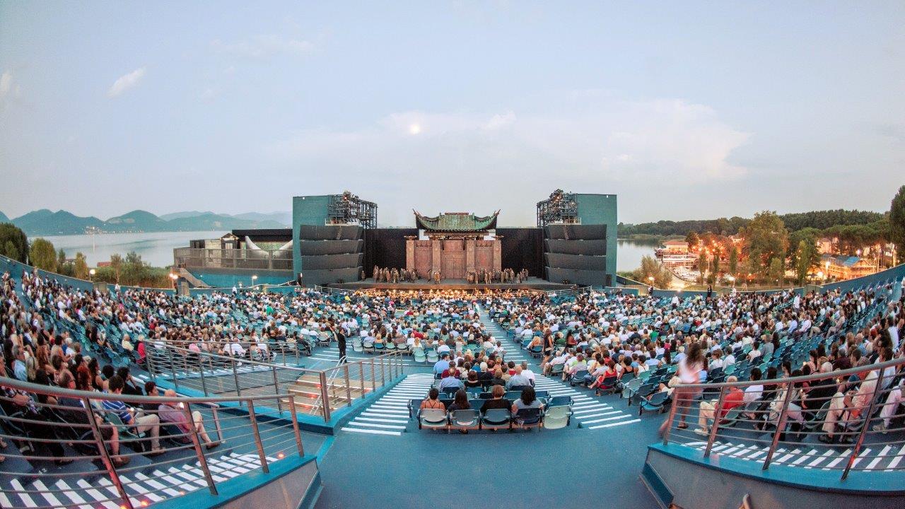tanta gente al Gran teatro Puccini di Torre del Lago duraante le prove della Turandot. Sullo sfondo il lago e le Alpi Apuane