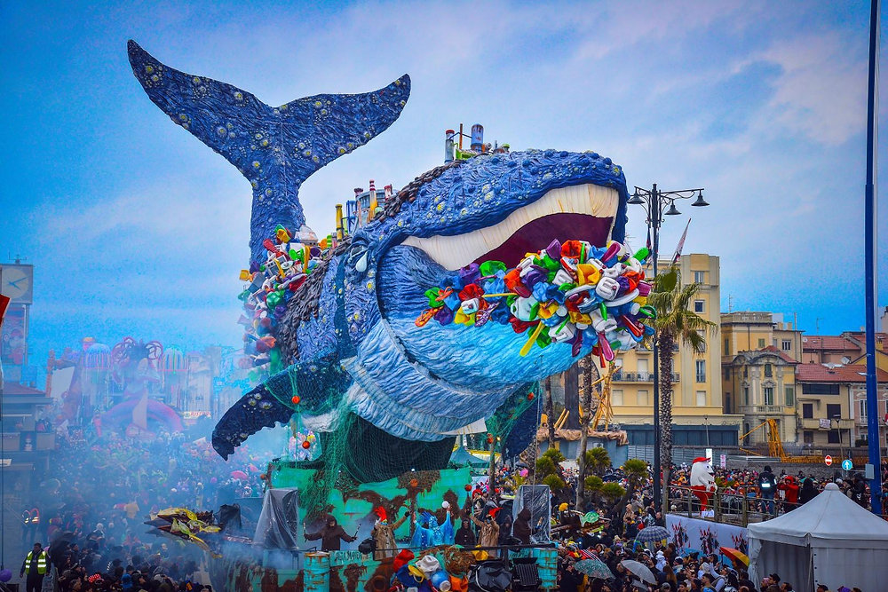 il carro della Balena che mangia i rifiuti sfila al Carnevale di Viareggio