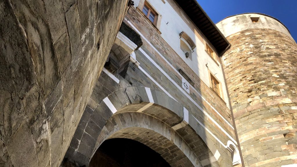 L'arco in pietra della porta san Gervasio della cinta medievale di Lucca tra i due torrioni circolari.