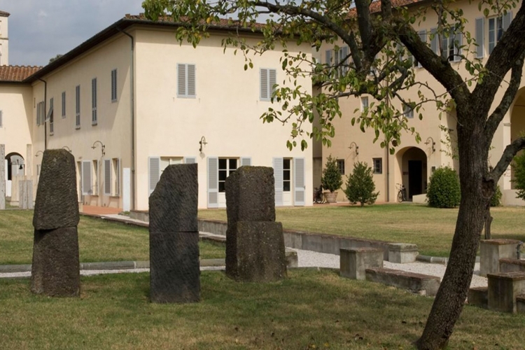 Sculture contemporanee nel giradino della Fondazione Ragghianti. Sullo sfondo l'edificio della FOndazione