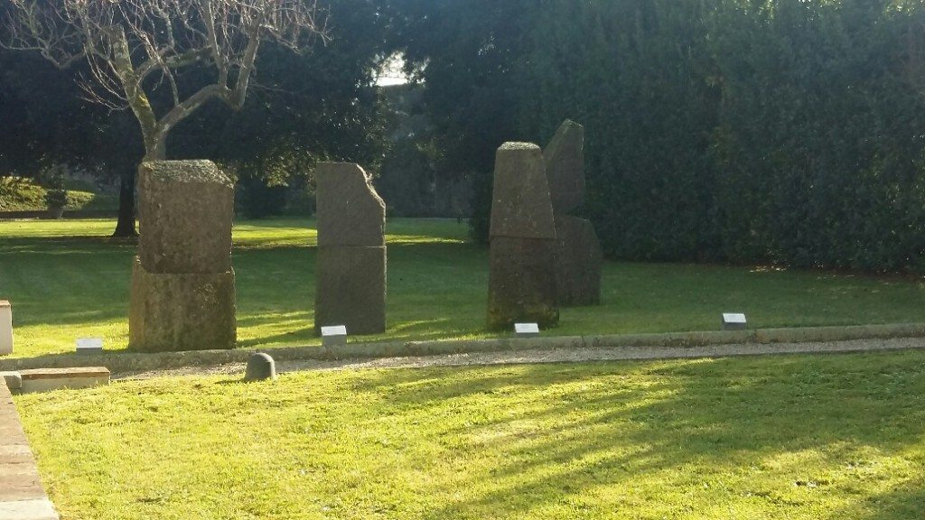 Sculture contemporanee nel giardino della FOndazione Ragghianti