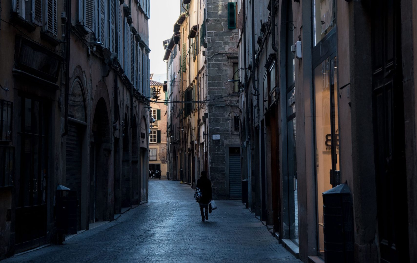 Una persona cammina in via Fillunog al mattino presto
