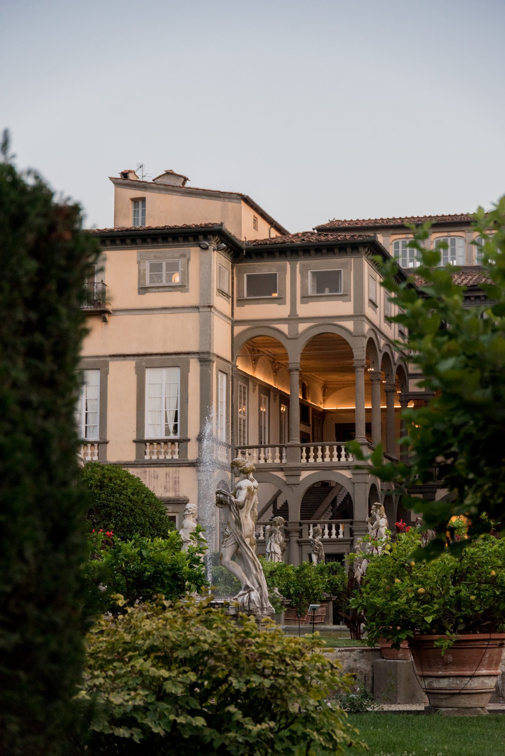Oltre un giardino con statue, cespugli e piante di limoni c'è il palazzo Pfanner con l'atrio colonnato e lo scalone in stile neoclassico