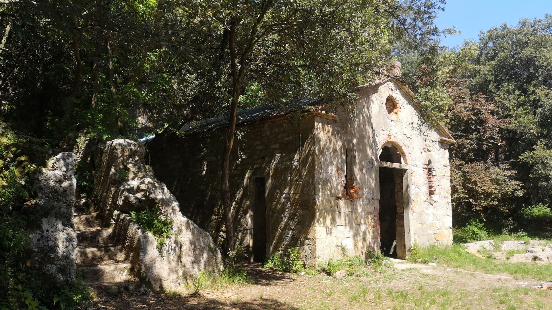 l'Eremo di San Giorgio sul Monte Pisano è un piccolo edificio immerso nelal vegetazione con tetto a capanna. Sulla facciata, ai lati dell'ingresso ci sono due lunghe e strette finestre e sopra un oculo. Sul lato sinistro dell'eremo una scala scolpita nella pietra porta nel bosco