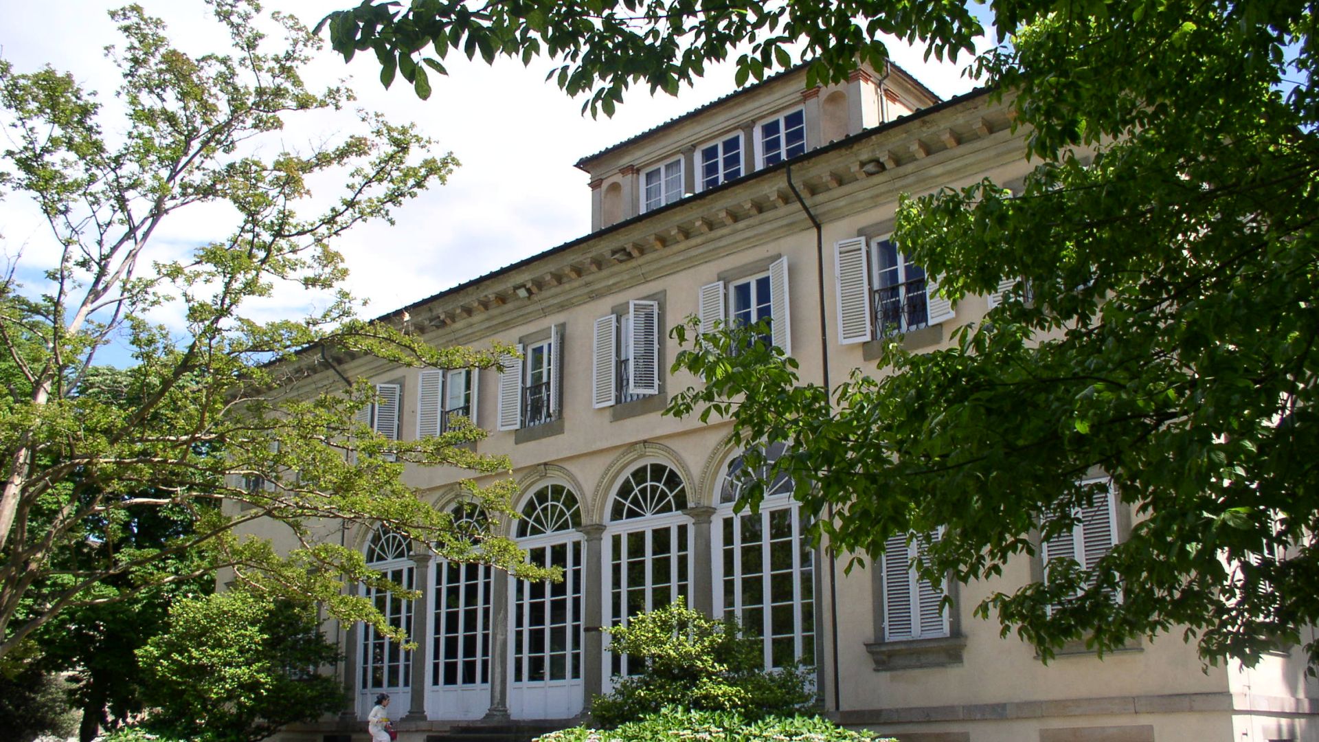 la facciata nord di villa BOttini immers nel parco. Con una grande scalinata in pietra serena si accede al piano nobile in cui si aprono 5 grandi finestroni ad arco. al piano superiore finestre rettangolari e sopra il tetto un piccolo belvedere.