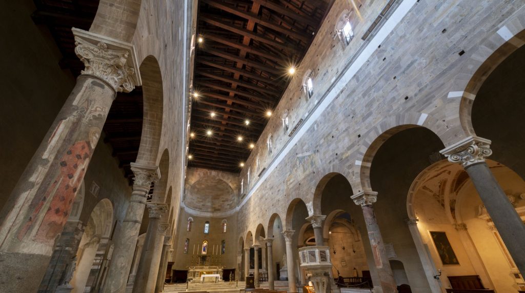prospettiva della navata centrale della basilica di San Frediano. In fondo l'altare maggiore e l'abside in pietra.