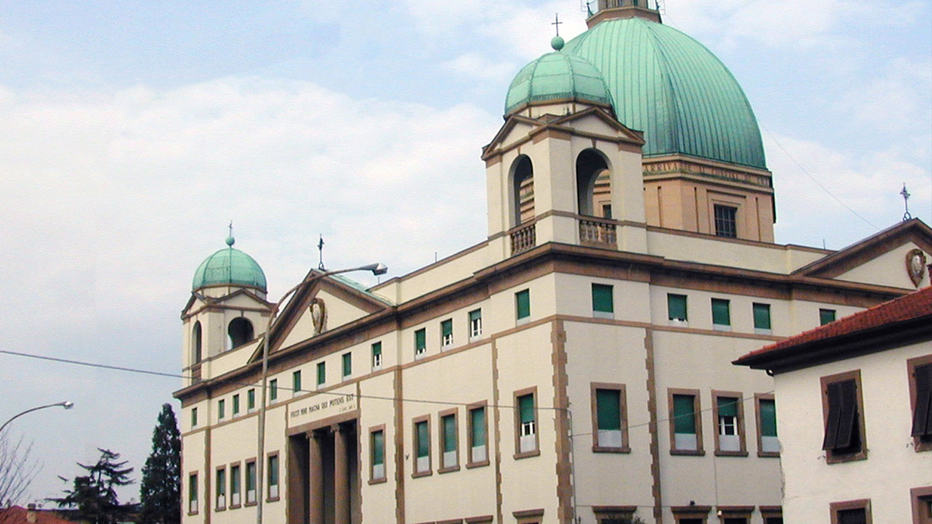le cupole di rame del Santuario di Santa Gemma