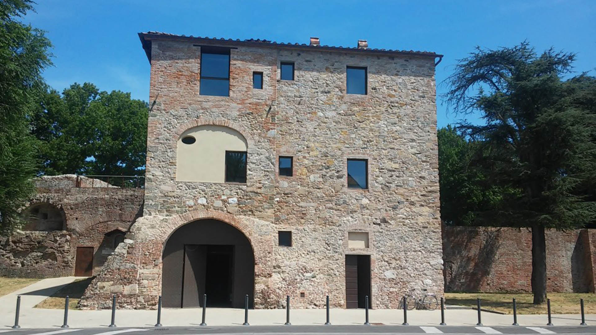 La casa del boia è un edificio molto sobrio, appoggiato per un lato alle Mura di Lucca, con piccole finestre irregolari e un grande portone che da accesso al sotterraneo del baluardo san salvatore.