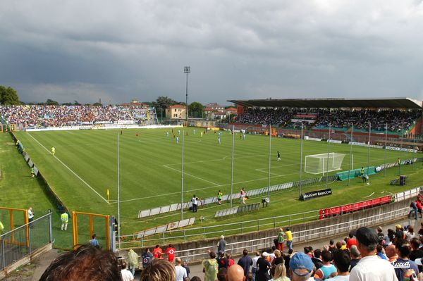 panorama dello stadio pieno di tifosi dove si svoltge la partita luccehse napoli