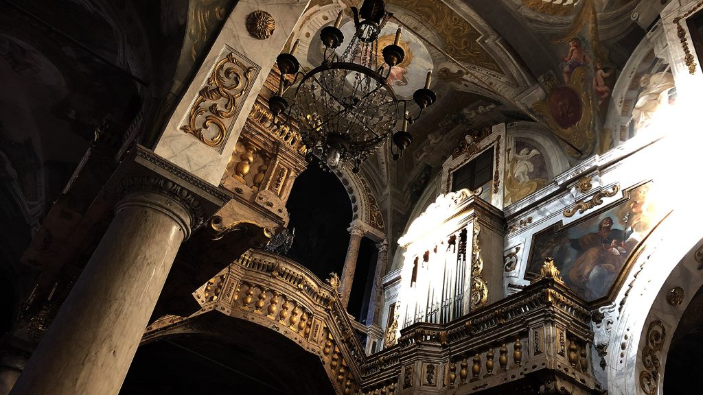 Particolare del coro barocco e dell'organo all'interno della chiesa di Santa Maria Corteorlandini con giochi di luce.