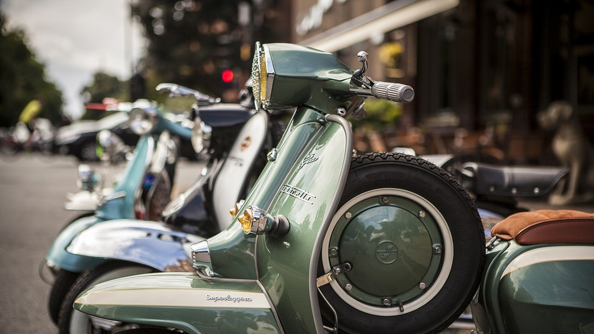 scooter vespa e Lambretta parcheggiate