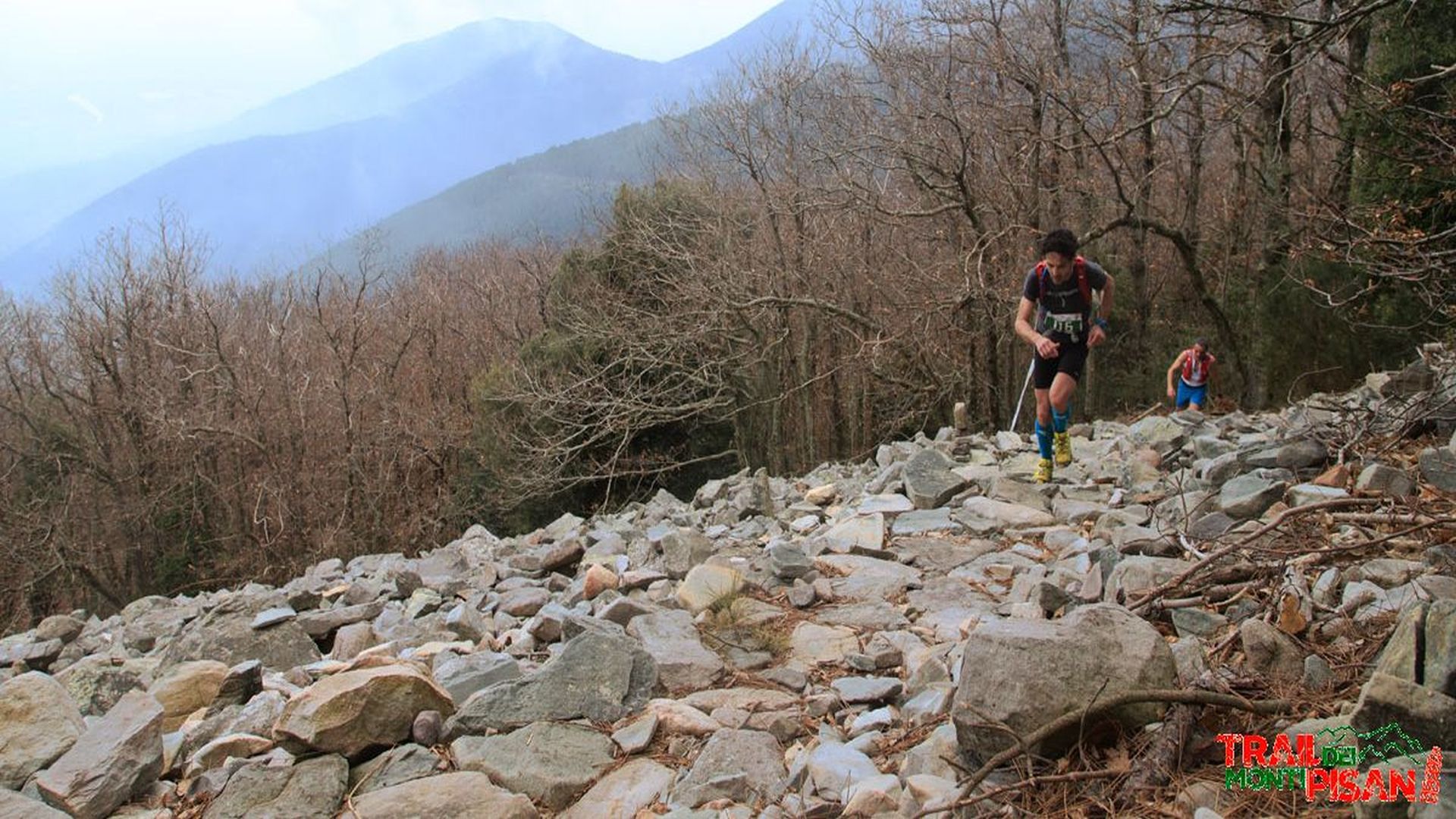 due ragazzi corrono su una pietraia del monte pisano in inverno