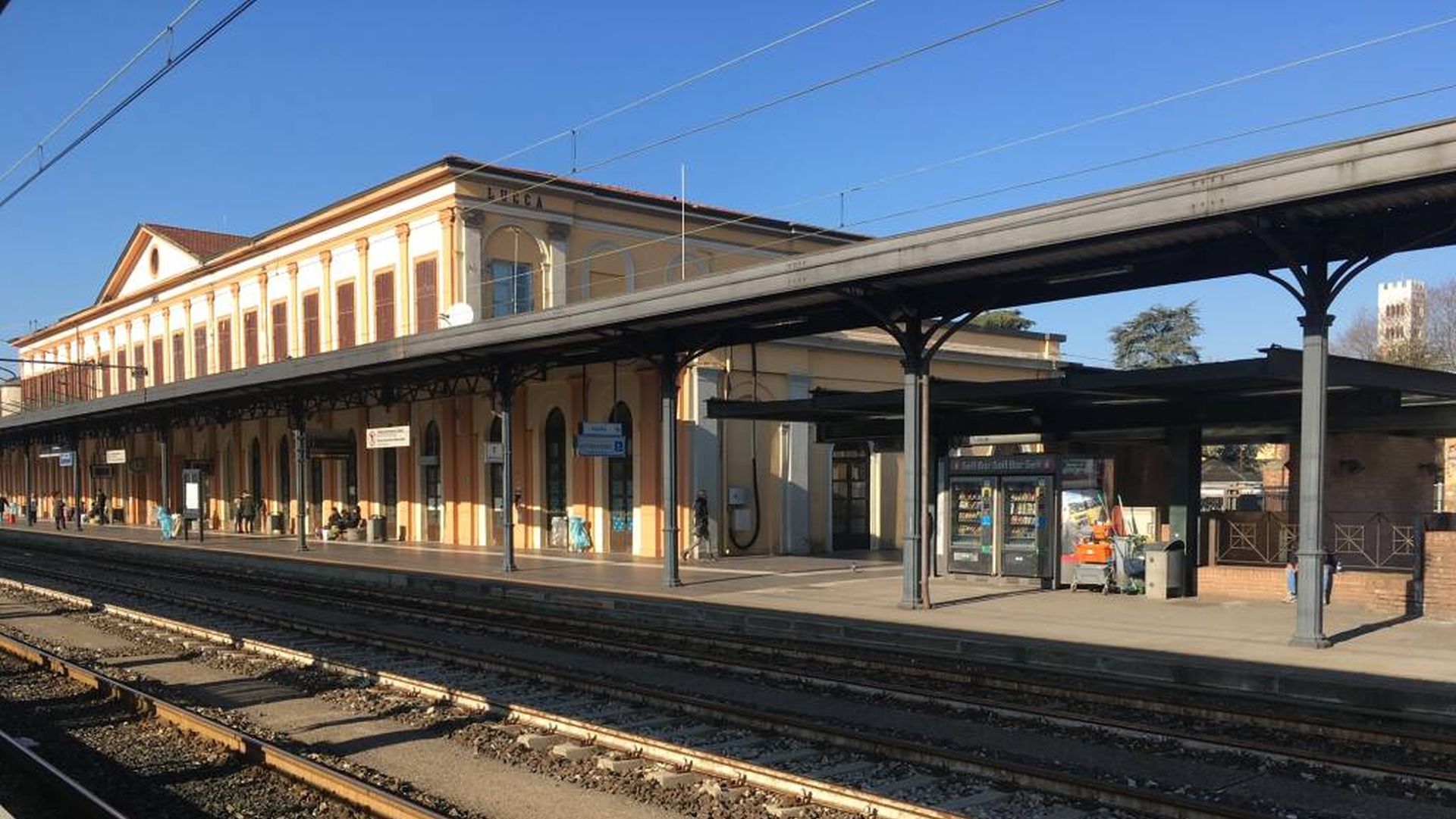 binari e pensiline della stazione ferroviaria di Lucca