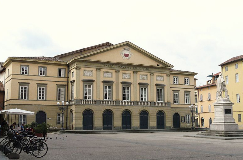 Piazza del GIglio con la facciata del teatro del Giglio GIacomo Puccini e la statua di Garibaldi
