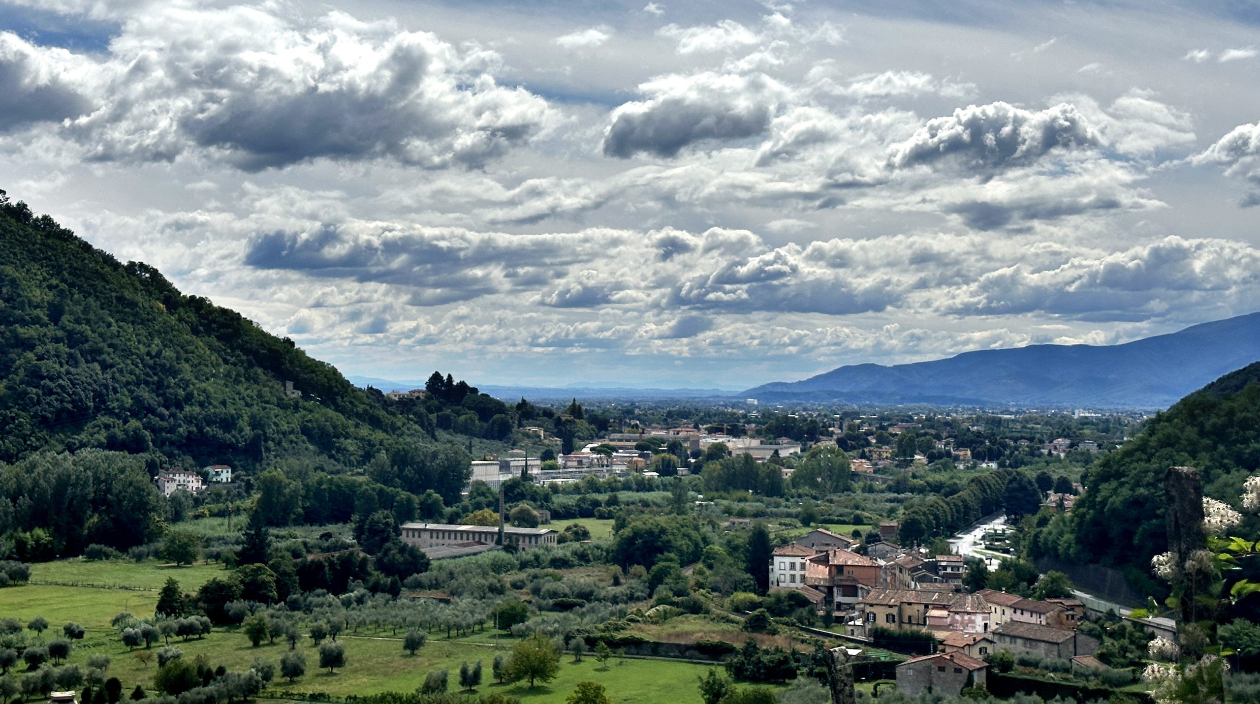 Panorama delle colline lucchesi e della Piana di Lucca da ovest