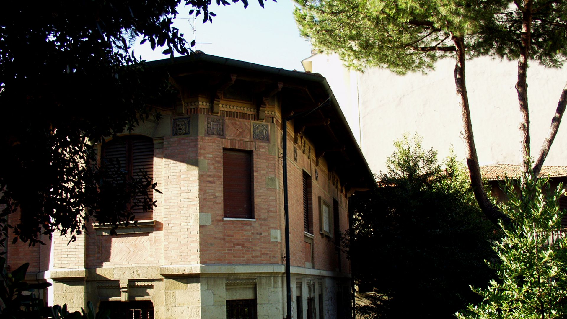 Un particolare del Villino Puccini di Viareggio con decorazioni in stile liberty, e un giardino con pini e allori.