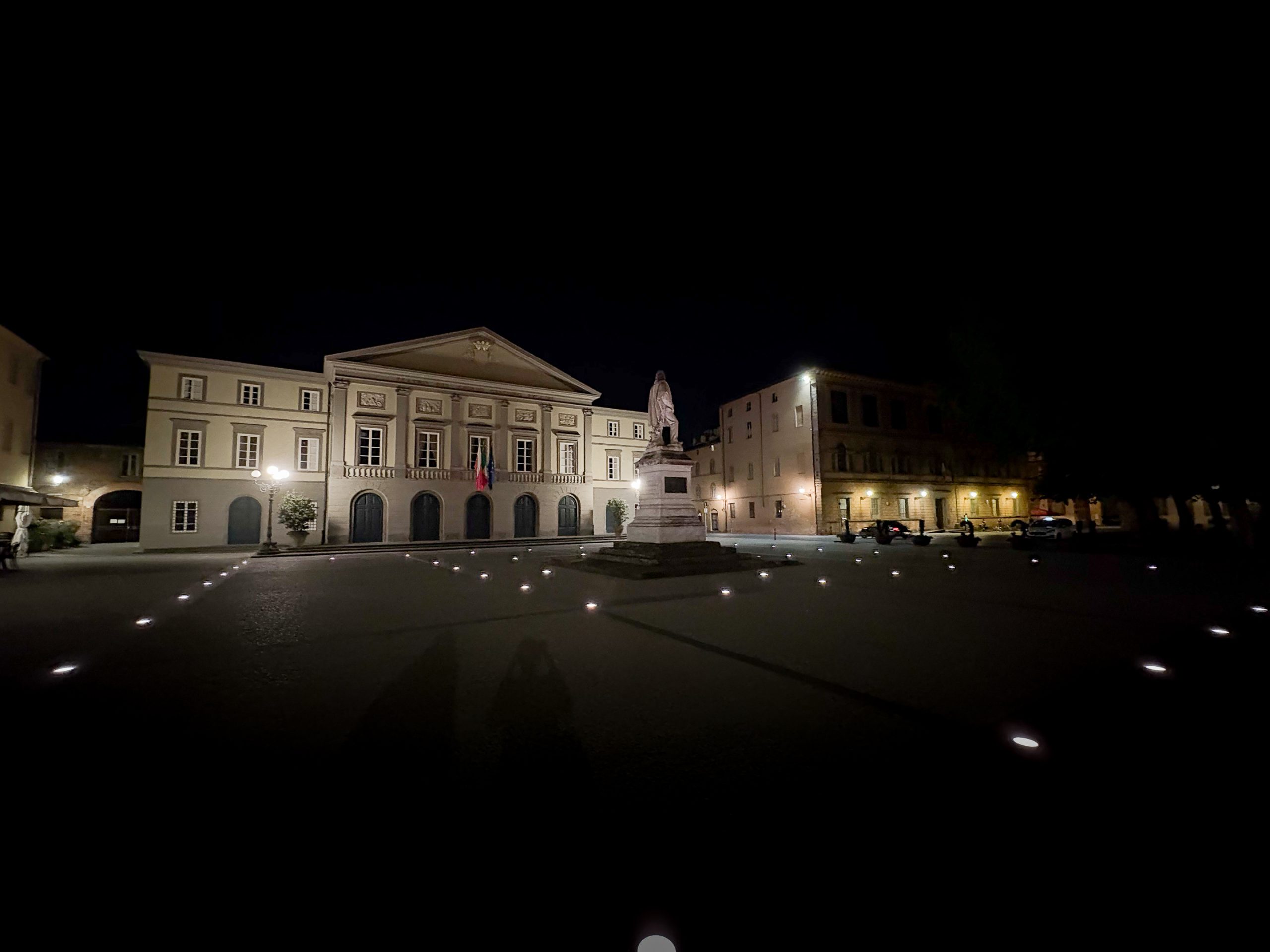 Piazza del Giglio di notte con il Teatro del GiglioPuccini di illuminato Musica