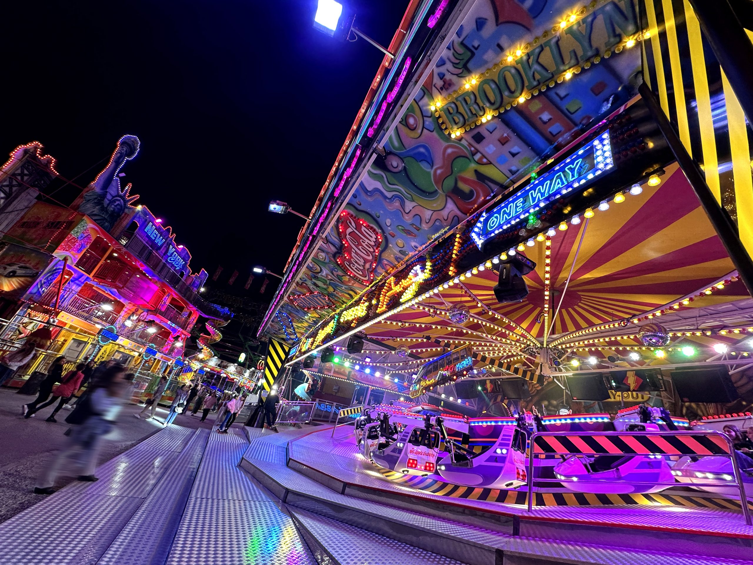 Luci colorate e giostre del Luna Park del Settembre Lucchese