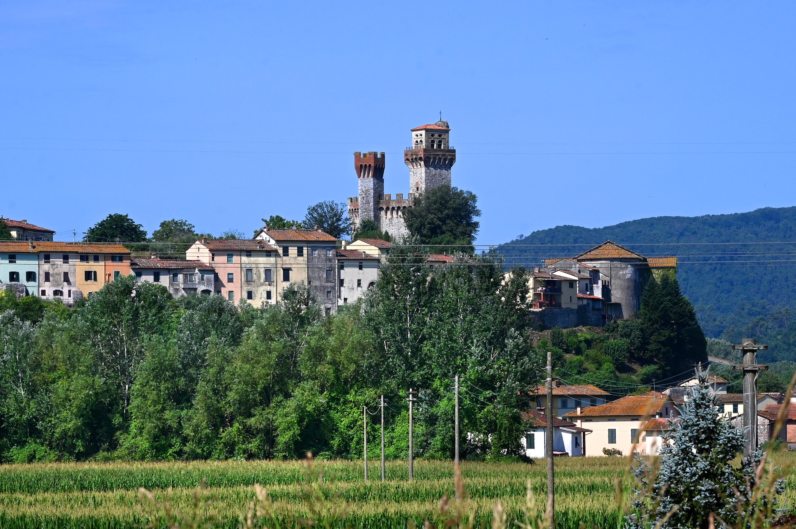 Panorama del paese e del castello di Nozzano in estate
