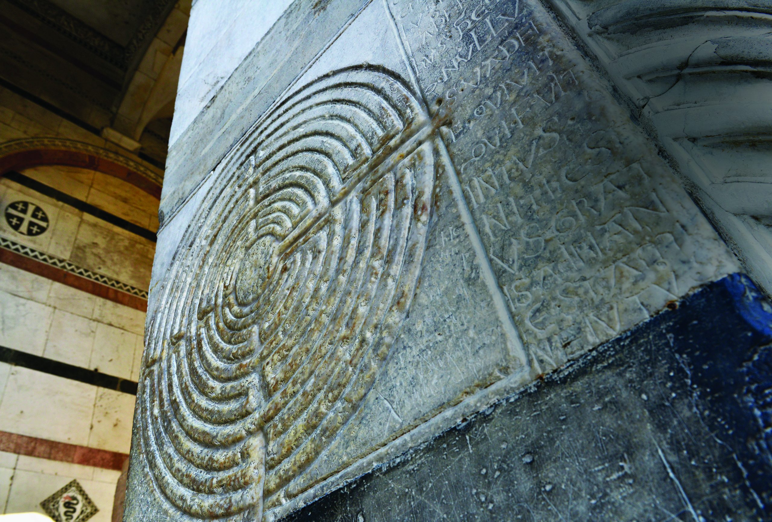 Bassorilievo del labirinto del divino amore scolpito sulla facciata della cattedrale di San Martino di Lucca e iscrizione con il seguente testo: Hic quem Creticus edit Daedalus est laberinthus de quo nullus vadere quivit qui fuit intus ni Theseus gratis Ariane stamine jutus